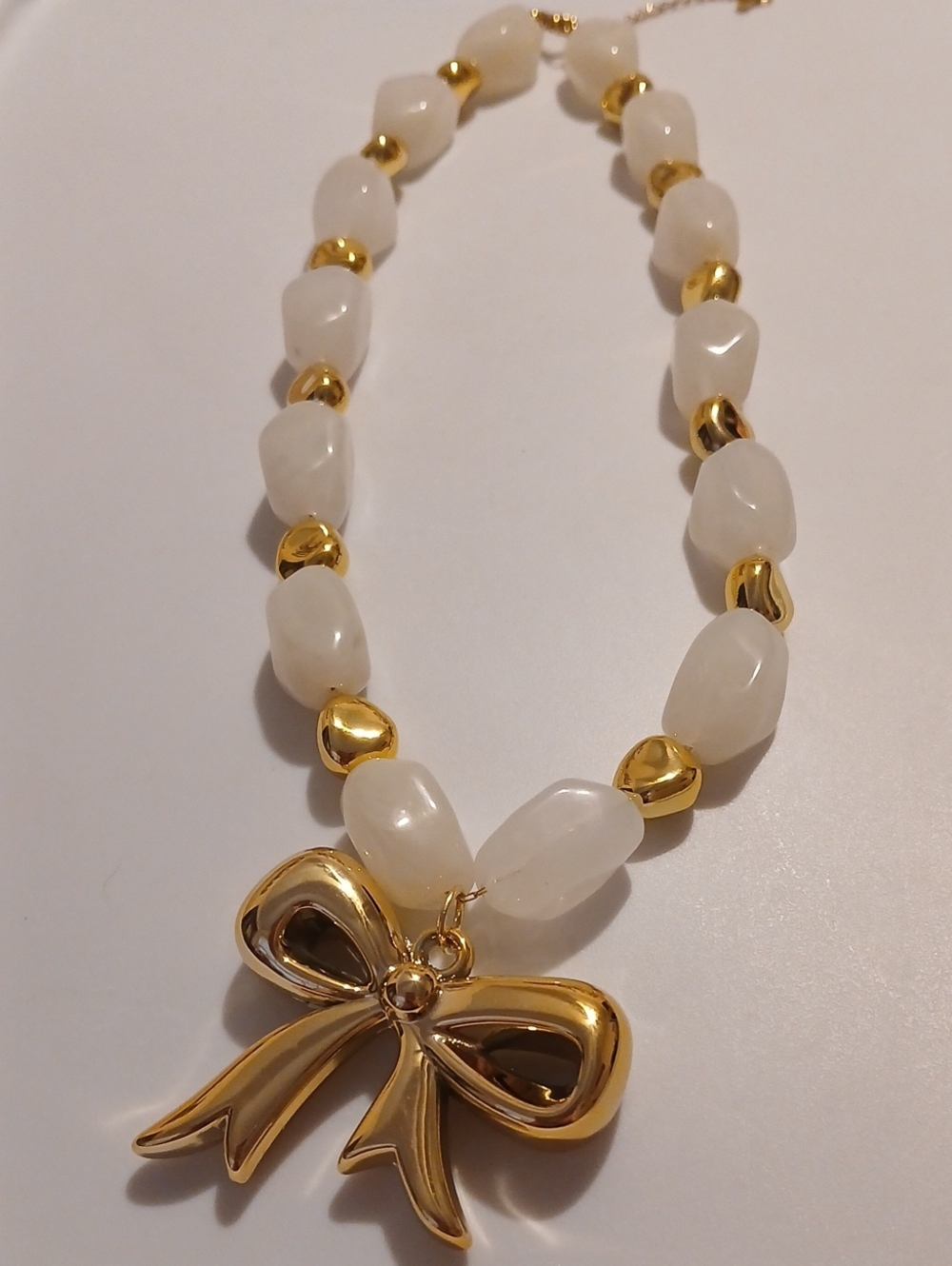 Fashion Jewelry White Bead Necklace with Gold Bow Pendant